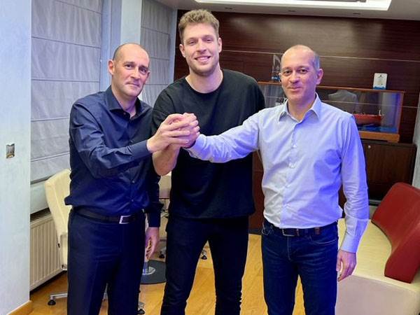 ישאר עד 2025. וזנקוב (מתוך הטוויטר של אולימפיאקוס)