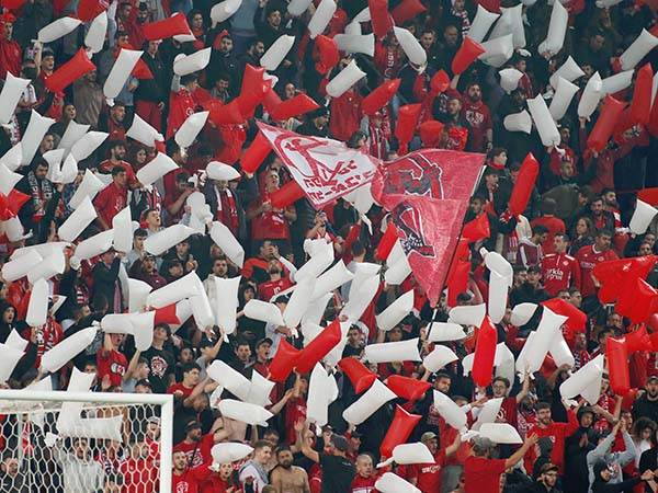 אוהדי הפועל ת"א. בקרוב יקבלו בעלים חדשים? (אלן שיבר)