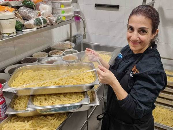 השפית דפנה ברוך בהיערכות לאירוע (צילום: דן שושני, יח"צ)