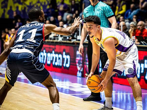 נמשך עם קאמבק (FIBA)