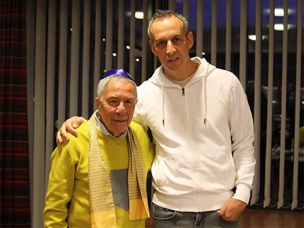 קטש ושמעון מזרחי בליל הסדר (צילום: מכבי ת"א)