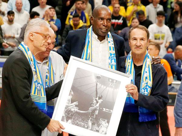 לפני המשחק, ההיכל הריע לאולסי פרי (צילום: אלן שיבר)