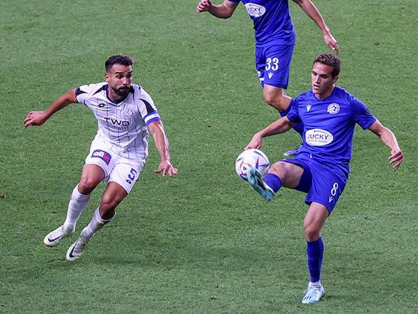 נעול על עזיבה. בר (דני מרון)