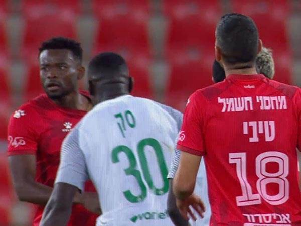 סק מזהה את ההתקהלות סביב אצלי ומתעמת עם אנסה