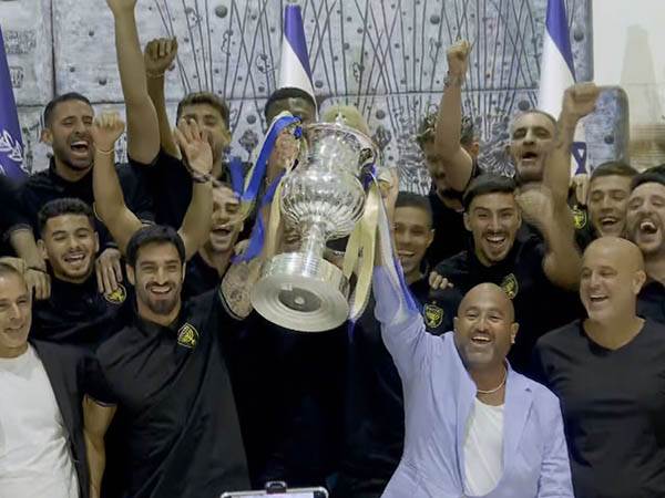 קריאף ואברמוב מניפים את הגביע