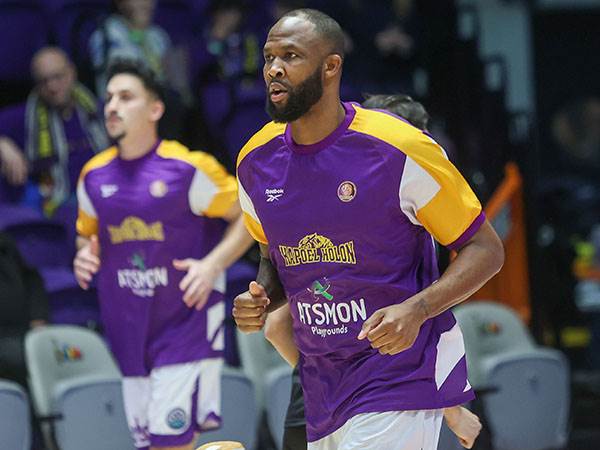 מחובר לישראל וליהדות. ג'ונסון (דני מרון)