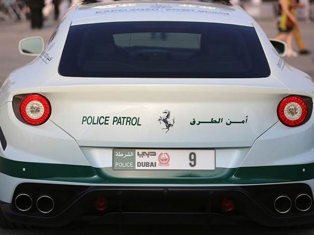 מכונית פרארי בשורות כוחות האכיפה של משטרת התנועה בדובאי