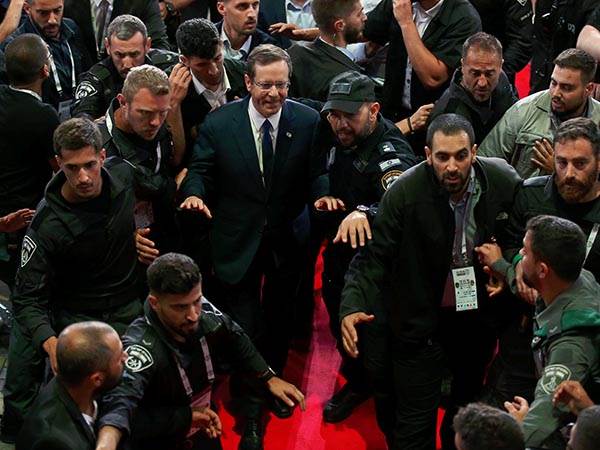 עדיין, אין החלטות. הרצוג מוברח מהדשא בסיום הגמר (צילום: אלן שיבר)