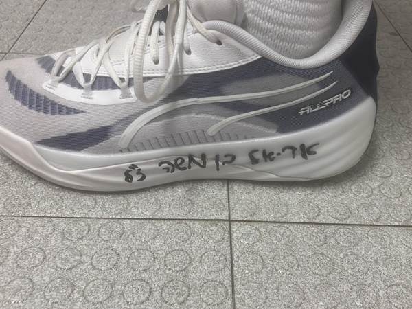 אריאל בן משה מונצח על הנעל של ג'ון דיברתולומיאו (מכבי ת