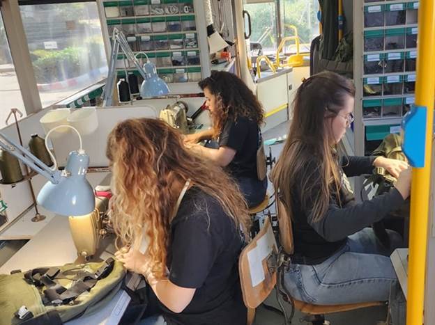 מתפרה ניידת בתוך אוטובוס "דן"