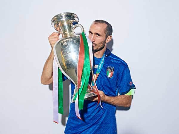 ג'ורג'יו קייליני עם גביע היורו בידיו. סופה של קריירה מפוארת? (GETTY)