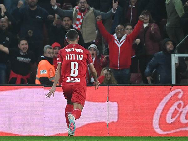 אבל גורדנה הכפיל בשער יפהפה (צילום: ברני ארדוב)