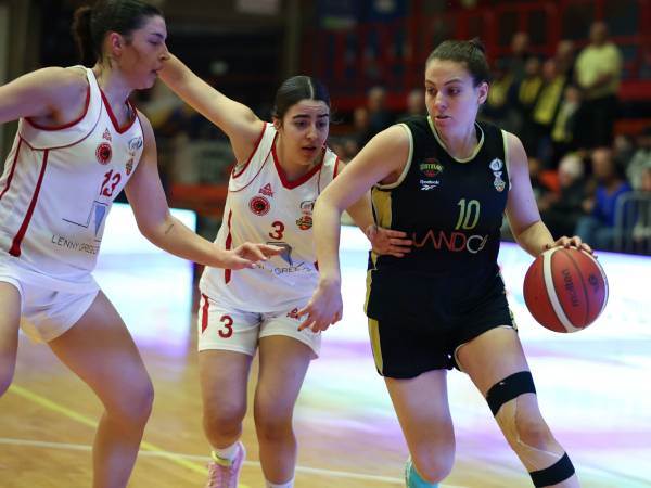 צליל וטורי עם הכדור (דני מרון, מנהלת ליגת העל לנשים בכדורסל)