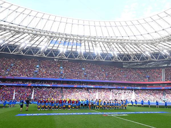 הדגל הונח על כר הדשא (Getty)