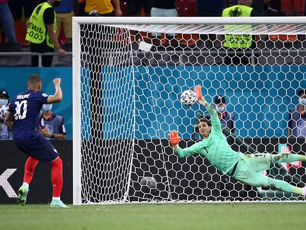 זומר עצר את אמבפה והדהים את אירופה (GETTY)