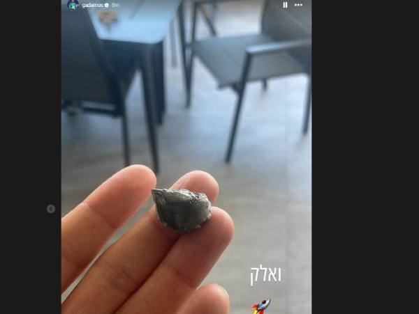 רסיס נוסף שנפל ליד ביתו של גד עמוס (אינסטגרם)