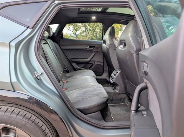 תעלת הינע בולטת די תנטרל נוכחות של נוסע מבוגר במרכז