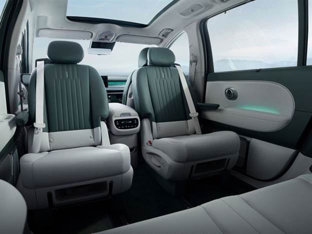 המושבים בשורה השנייה מסתובבים