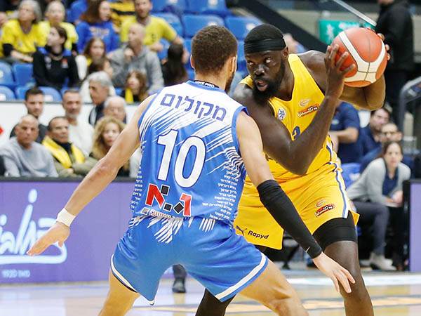 קטש שמח מאוד מההחתמה שלו. שאיוק (אלן שיבר)