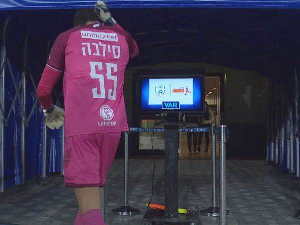 ירד לחדר ההלבשה כועס