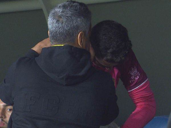 יצחקי מדרבן את כרמי לפני העלייה לדשא