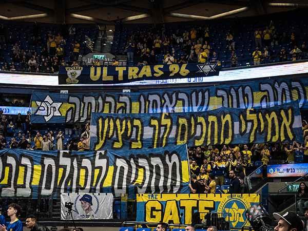 האוהדים לא שכחו את החטופות שחזרו (עודד קרני)