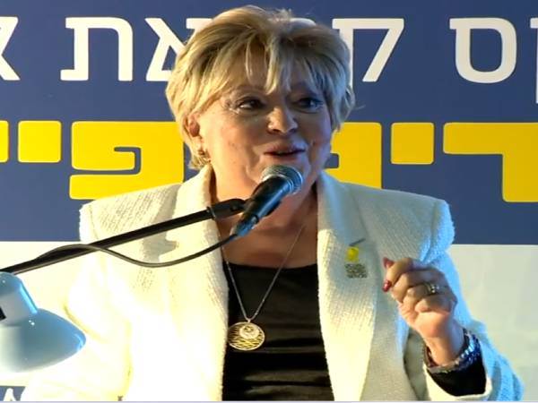 “תמיד אהבתי לנפץ תקרות זכוכית“