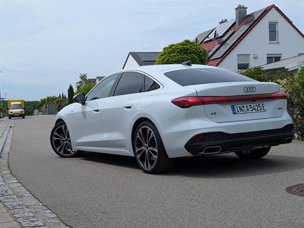 תא מטען שנחתך בנפח בשביל הסוללה