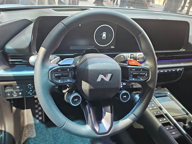 ספורטיבית חשמלית שהיא לא סתם חזקה ויודעת גם לפנות