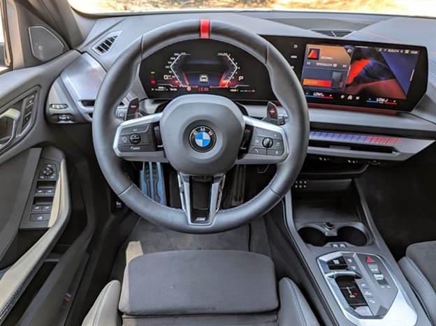 תצטרכו להתרגל לתפעול בקרת האקלים מהמסך ולפתחי המיזוג הנמוכים שמרכז