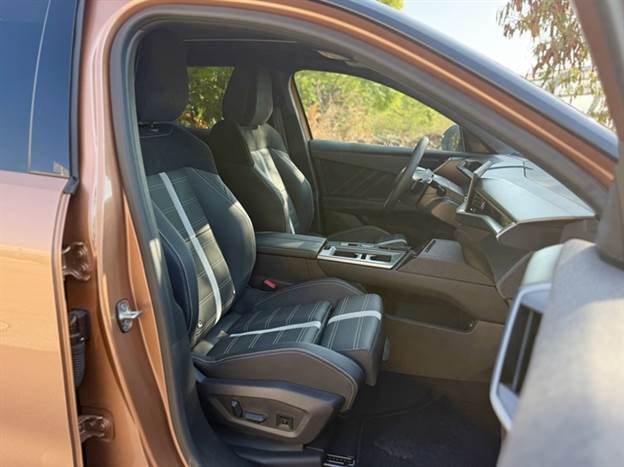 מושבים קדמיים נוחים מאוד ובגרסת GS גם מאווררים ועם מערכת עיסוי