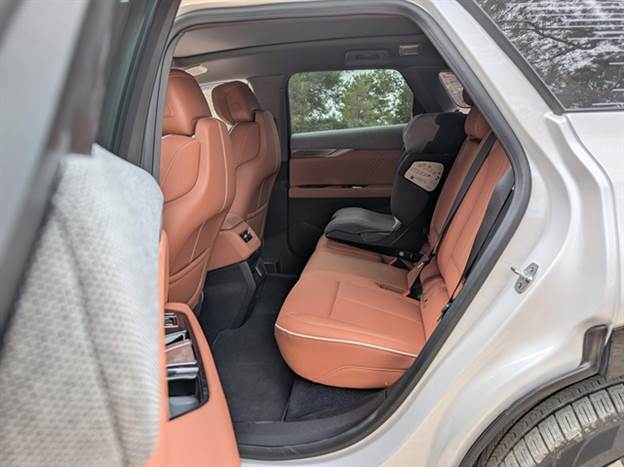 למרות המידות המרשימות, המרווח מאחור לא יתאים לשלושה מבוגרים וגם הכניסה לא ממש נוחה