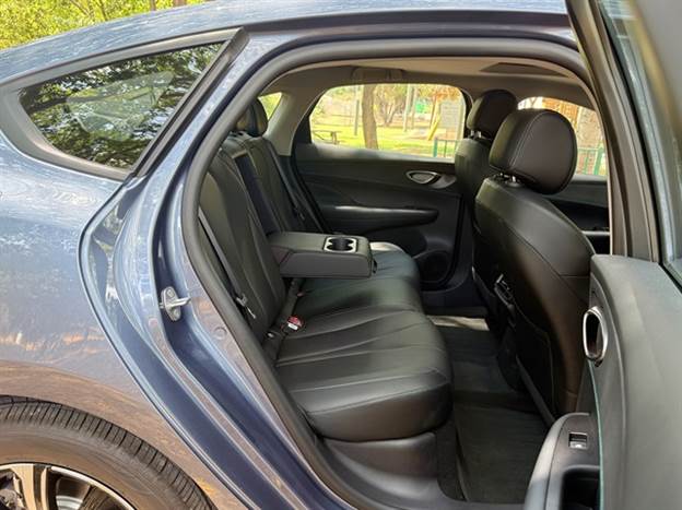 המושב האחורי מעט נמוך אך מרווח יחסית