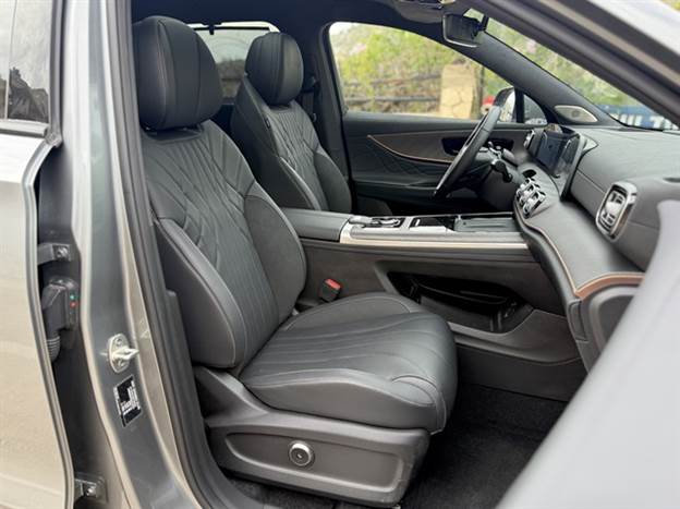 מושבים נוחים, אבל הדום יש דווקא במושב הנהג ולא אצל הנוסע