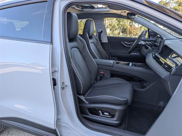 מושבים נוחים ובגרסה הבכירה גם מחוממים ומאווררים