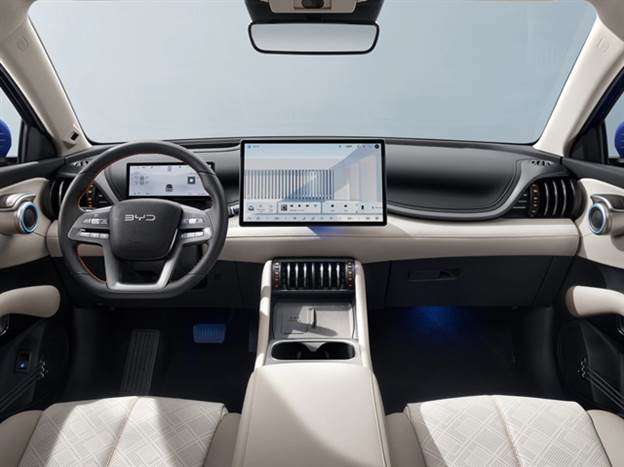 תא נוסעים עדכני, עם קונסולה מרכזית חדשה ולוח מחוונים גדול יותר