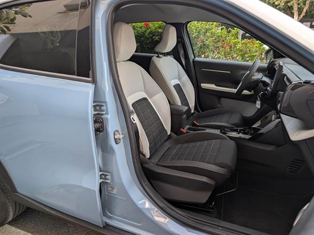 הכניסה נוחה, המושבים נוחים ותנוחת הישיבה גבוהה