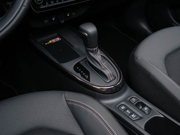 כן, אפילו בלם יד חשמלי בכל רמות הגימור ומשטח טעינה אלחוטית מגרסת הביניים