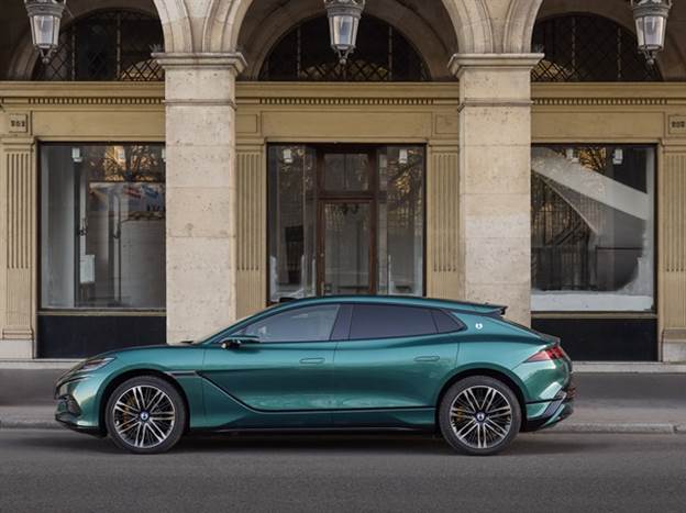 האם המתחרה שלה היא יותר פורשה טייקן קרוס טוריסמו או אולי בכלל זיקר 001 בגרסת ה-FR?