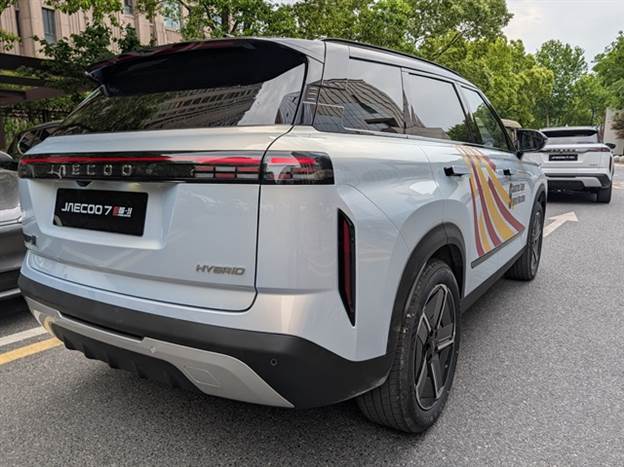 למעט תגית HYBRID, אין שום הבדל עיצובי