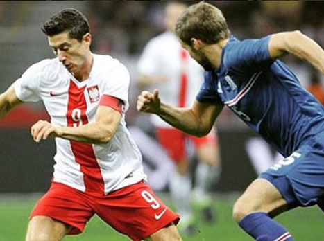 כבר היה ברמות הגבוהות. איולפסון שומר על לבנדובסקי (צילום: אינסטגרם)