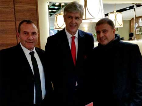 כבוד גדול. אלישע לוי עם ארסן ונגר בלונדון