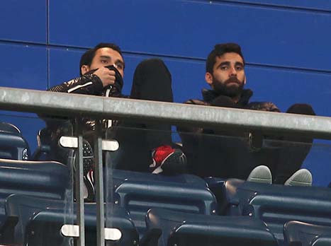 עזרא ושיימן צופים מהיציע. מה עם הביטוח? (אלן שיבר)