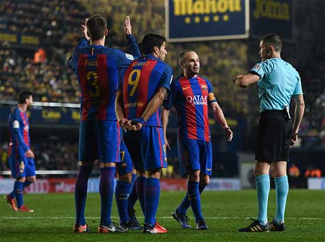 שחקני בארסה לא אהבו את דברי המנכ"ל (Getty)