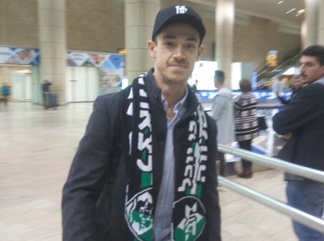 אזמי הגיע לישראל (צילום: טל אביטל)