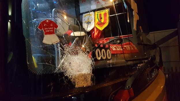 שמשת האוטובוס של ב"ש. האירוע המכוער לפני הפתיחה לא היה האחרון