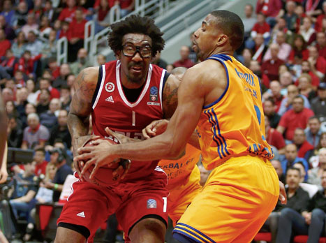 סטודמאייר בצבע מול הנדריקס. י-ם אגרסיבית בריבאונד ההתקפה (אלן שיבר)