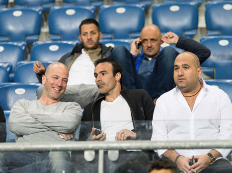 אברמוב עם אדרי ביציע. יכול להיות מרוצה (עודד קרני)