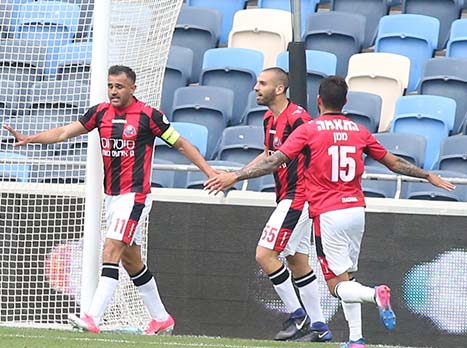 שער לא חוקי. ללה חוגג מול הפועל ת"א (צילום: יוסי שקל)