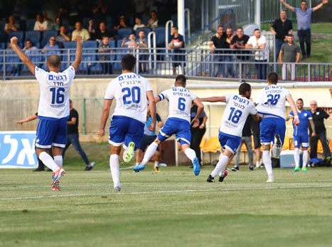 מתקרבים למטרה. שחקני אשקלון חוגגים (לירון מולדובן)